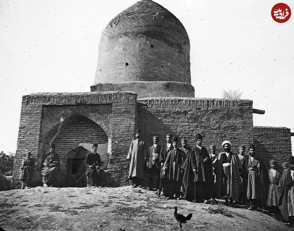 عکس دسته‌جمعی در کنار مقبره استر و مردخای در همدان؛ 120 سال قبل