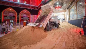 آماده‌سازی حرم امام حسین برای عبور دسته عزاداری طویریج در روز عاشورا
