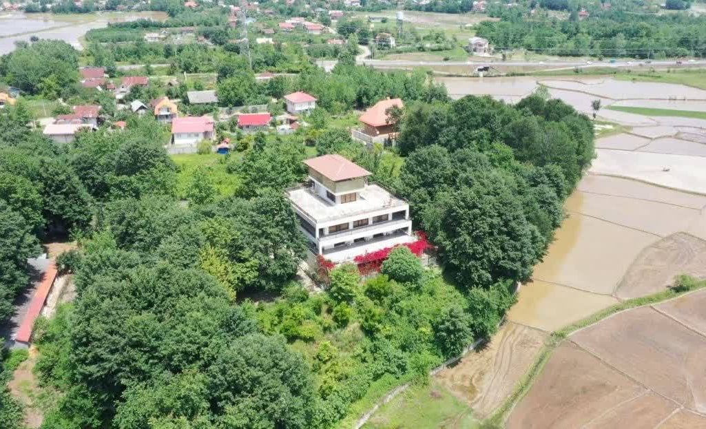 ویلای ۳ طبقه مصادره شده علی کریمی در لاهیجان ویلای ۳ طبقه مصادره شده علی کریمی در لاهیجان