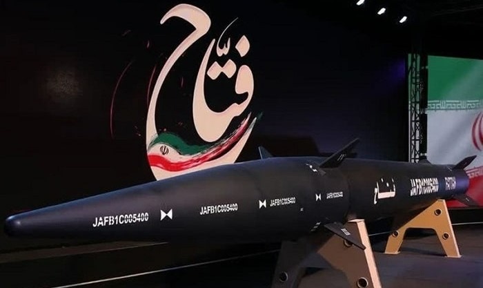 مدلهای پیشرفتهتر یعنی فتاح-۱ و فتاح-۲ گامی فراتر از خیبرشکن برداشتهاند. موشک فتاح از پیشرانههای سوخت جامد با هندسه کروی بهره میبرند که درون سرجنگی قرار دارند و مجهز به نازلهای متحرک هستند. مدلهای پیشرفتهتر یعنی فتاح-۱ و فتاح-۲ گامی فراتر از خیبرشکن برداشتهاند. موشک فتاح از پیشرانههای سوخت جامد با هندسه کروی بهره میبرند که درون سرجنگی قرار دارند و مجهز به نازلهای متحرک هستند.