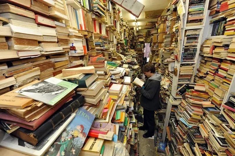 کتابفروشیهای عرضهکننده نسخههای دست دوم و قدیمی به محل تازهای برای جستوجوی «خوراک» هوش مصنوعی تبدیل شدهاند کتابفروشیهای عرضهکننده نسخههای دست دوم و قدیمی به محل تازهای برای جستوجوی «خوراک» هوش مصنوعی تبدیل شدهاند