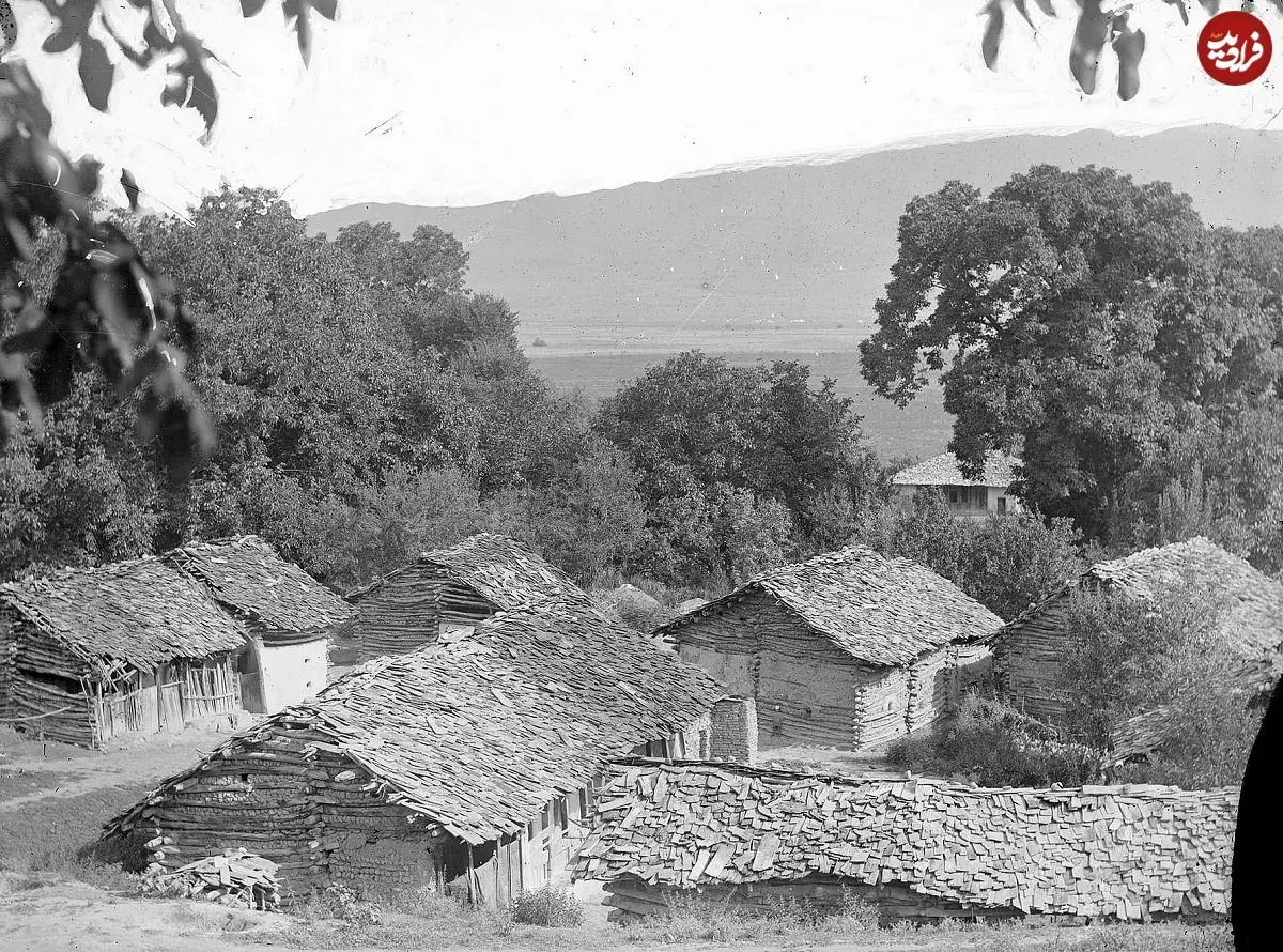 نمایی از یک دهکده چوبی در اطراف کوه های البرز؛ حدود ۱۲۰ سال پیش
