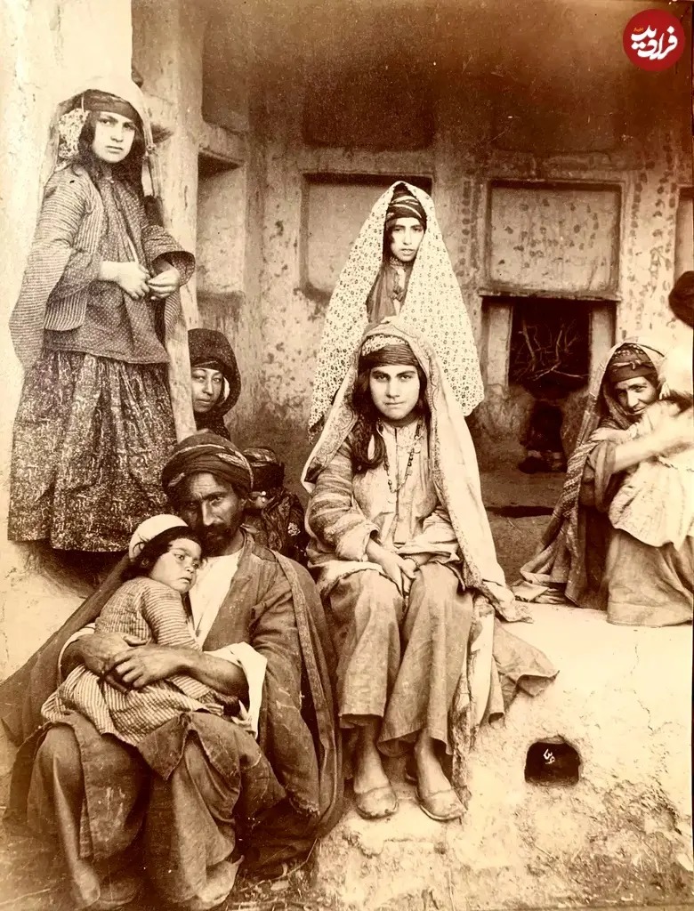 عکس دسته‌جمعی یک «خانوادۀ کُرد» در دوران قاجار