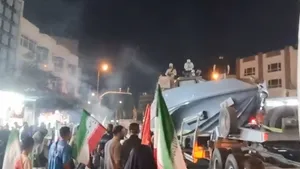 نمایش قایق تندرو سپاه پاسداران در میدان انقلاب تهران