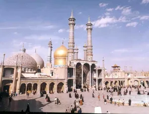 سفر به ایران قدیم؛ کودکان قمی در حال بازی روی مجسمۀ سنگ قبر؛ 115 سال قبل (عکس)