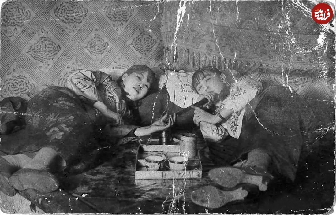 دو زن جوان چینی در حال تریاک کشیدن؛ سال 1299 شمسی