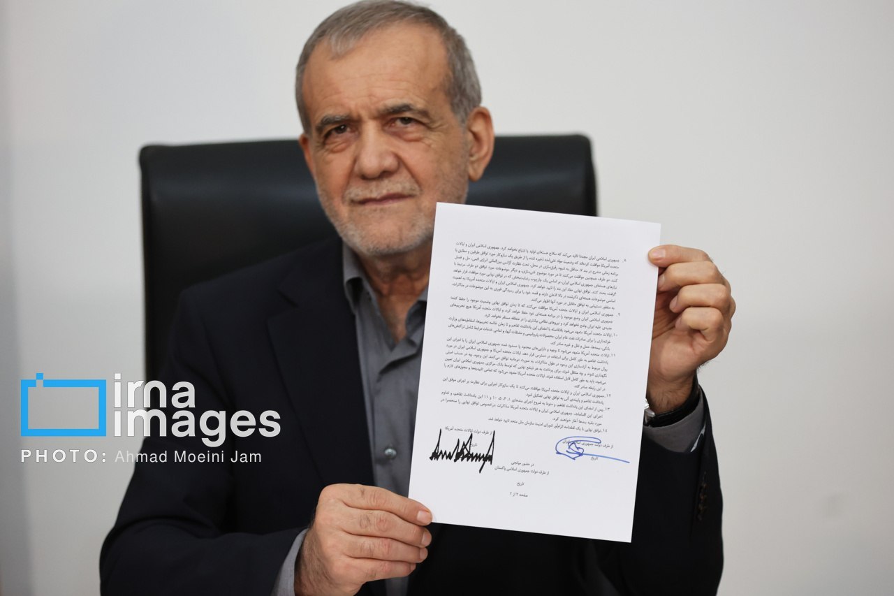 پزشکیان در حال امضای توافق با امریکا پزشکیان در حال امضای توافق با امریکا (عکس)