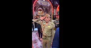 اشک‌های تلخ یک افسر عراقی و احترام نظامی به تابوت رهبر شهید