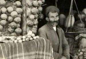 مغازۀ یک میوه‌فروش خوش‌سلیقه در شیراز؛ 100 سال قبل (عکس)