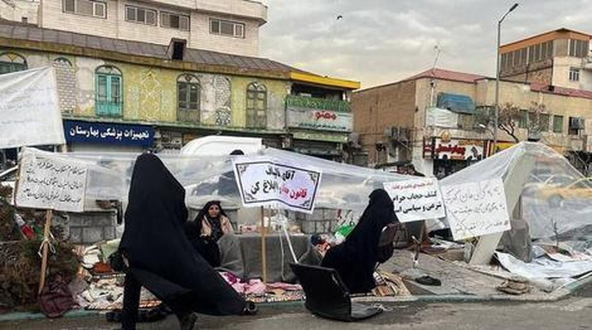 مرور سال کهنه؛ فروردین 1404/ جمع آوری متحصنین حامی قانون حجاب مرور سال کهنه؛ فروردین 1404/ جمع آوری متحصنین حامی قانون حجاب