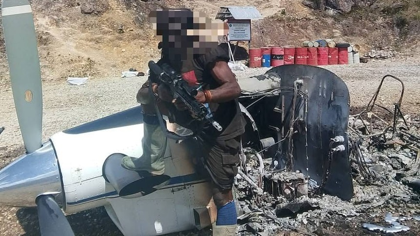 یکی از شورشیان جدایی طلب پاپوآ در محل به آتش کشیدن هواپیمای خلبان آمریکایی یکی از شورشیان جدایی طلب پاپوآ در محل به آتش کشیدن هواپیمای خلبان آمریکایی