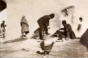 قلیان‌کشی در حیاط یک خانه روستایی در نزدیک مشهد؛ 125 سال قبل (عکس)
