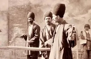 «فلک کردن یک مجرم در قزوین» در دوران ناصرالدین شاه (عکس)