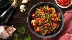 طرز تهیه خوراک گل کلم و بادمجان؛ سالم، خوشمزه