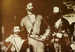 «تیمور میرزا» شاهزاده قاجاری در پیری و در کنار پسران اش (عکس)
