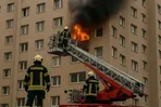 پرش نفس‌گیر فرد گرفتار در آتش‌سوزی به سبد آتش‌نشانی در آلمان