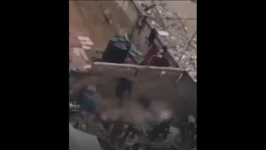 لحظه وحشتناک ریزش دیوار روی چادر خانواده‌ای در غرب غزه (فیلم)