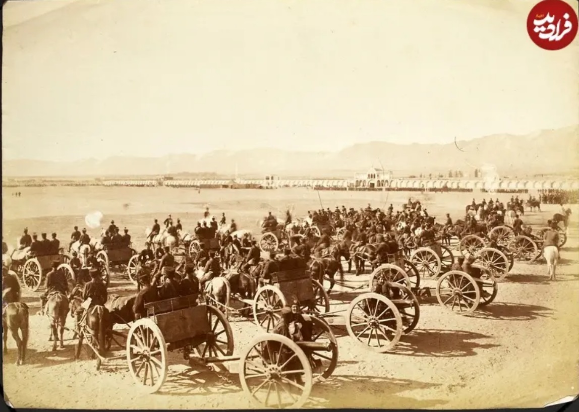 در اینجا تصویری از تمرین نظامی توپخانۀ فوج جلالی اصفهان را در میدان مشق تهران در دوران قاجار ملاحظه می‌کنید.