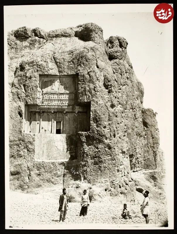 مردان قاجاری در نزدیکی مقبرۀ خشایارشا
