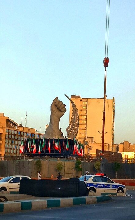 تندیس «مشت گره کرده» آنچه هنرمندان برای رهبر شهید نقش زدند