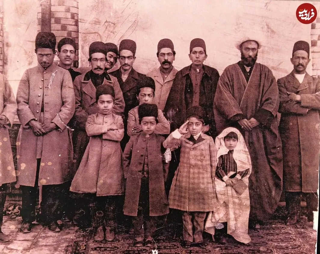 «احمدشاه» در کودکی و در کنار برادرش محمدحسن میرزا و خواهرش خدیجه خانم