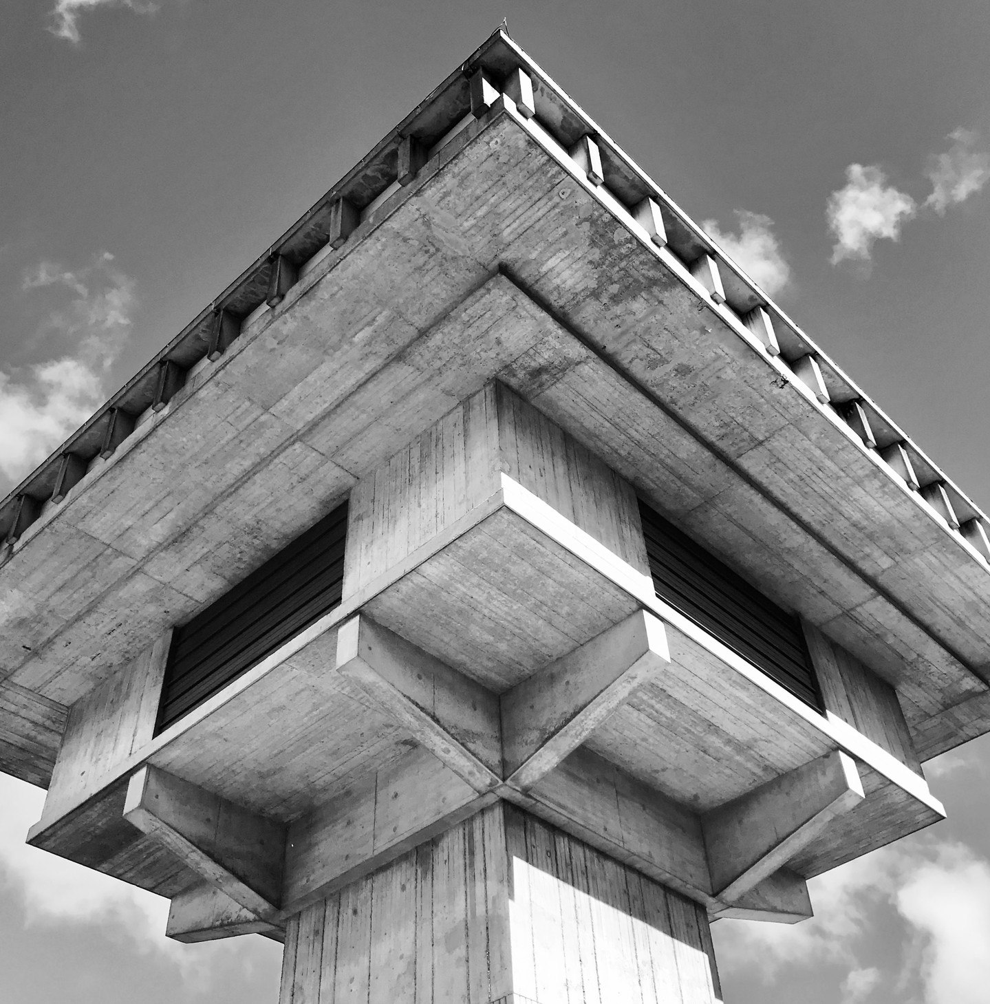 نمای خارجی برج بتنی استرنتورن در پارک علم اوترخت هلند با سبک معماری بروتالیسم و بدنه بتن خام. نمای خارجی برج بتنی استرنتورن در پارک علم اوترخت هلند با سبک معماری بروتالیسم و بدنه بتن خام.