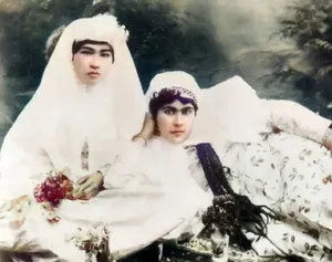 «عروس چهارده ساله» با دستۀ گل در آتلیه؛ 120 سال قبل (عکس)