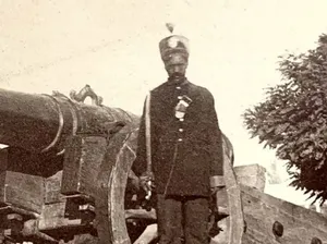 یک سرباز قاجاری در میدان توپخانه (عکس)