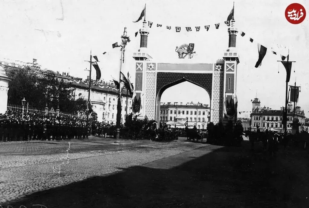 طاق نصرت در شهر «سن پطرزبورگ» به مناسبت ورود «مظفرالدین شاه»