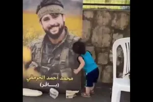 دیدار احساسی فرزند شهید لبنانی با پوستر پدر در جنوب لبنان