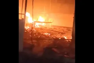 تصاویری از سوزاندن مخابرات ایذه توسط آشوبگران