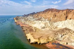 بلومبرگ: تردد در تنگه هرمز به شدت کاهش یافته است