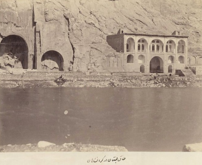 نمای عمارت مسعودیه در سمت راست تصویر در نیمه نخست سده بیستم میلادی نمای عمارت مسعودیه در سمت راست تصویر در نیمه نخست سده بیستم میلادی