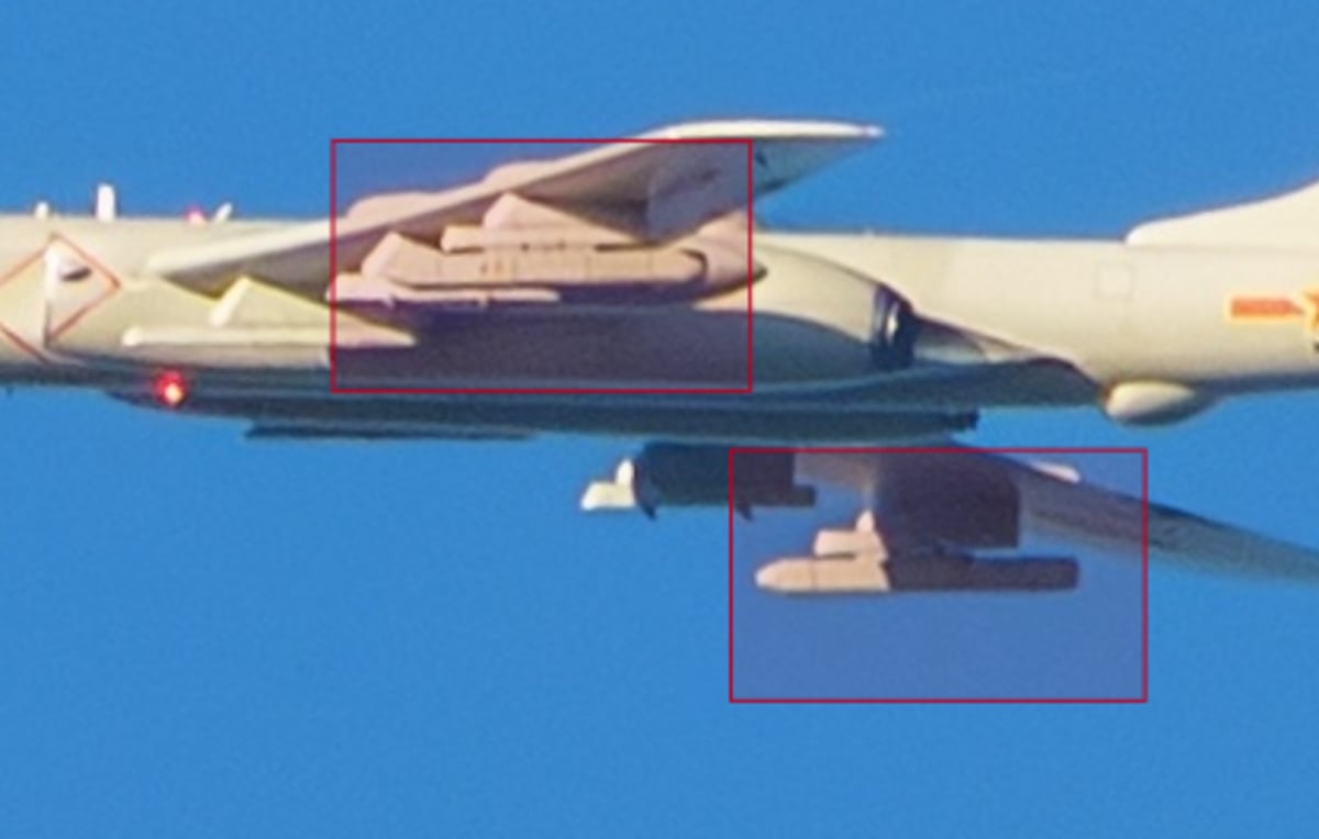 بمبافکن H-6 چین با غلاف اخلالگر بزرگ جدید رؤیت شد بمبافکن H-6 چین با غلاف اخلالگر بزرگ جدید رؤیت شد