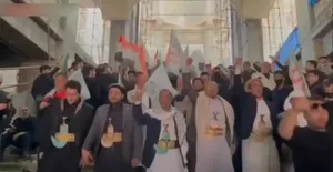 لحظه ورود صبح امروز یمنی‌ها به مصلای امام خمینی در تهران برای اقامه نماز بر پیکر رهبر شهید ایران