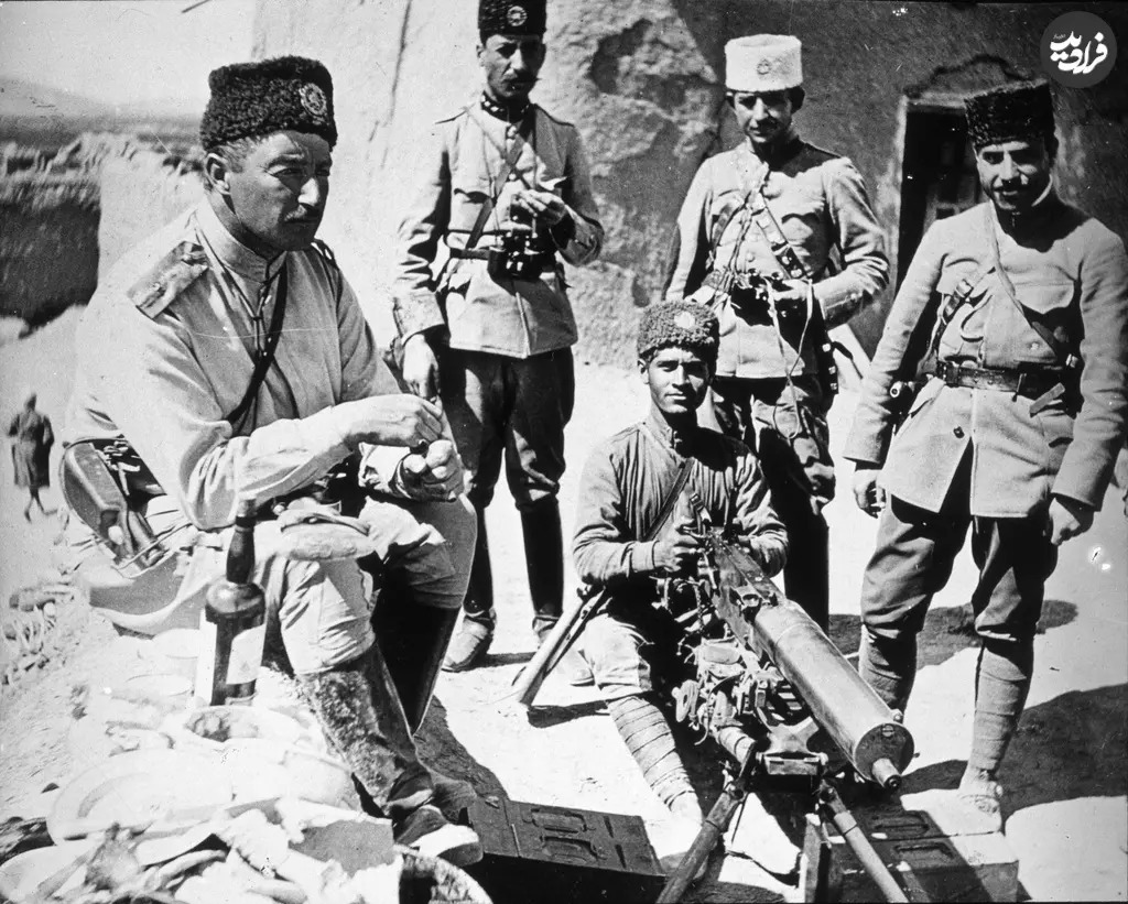 تصویری از «ماموران قاجاری با مسلسل در نزدیکی بروجرد»؛ دوران قاجار