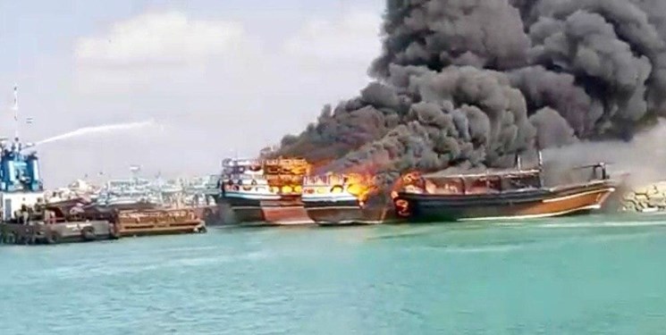 آتش سوزی لنج ها در بندر جاسک پس از حمله آمریکا آتش سوزی لنج ها در بندر جاسک پس از حمله آمریکا