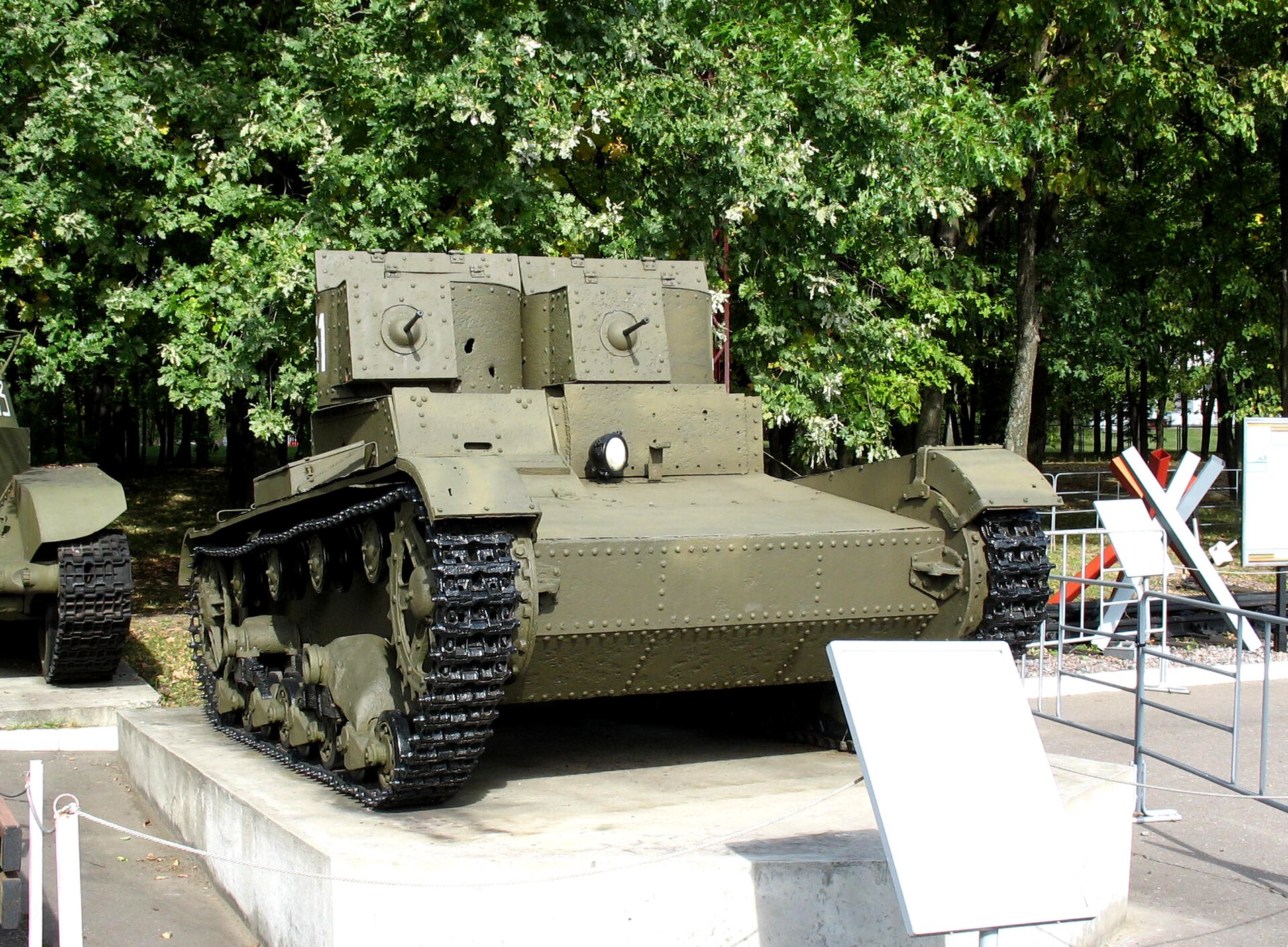 T-26 مدل 1931 با بدنه و برجک های پرچ شده. موزه مرکزی جنگ بزرگ میهنی در مسکو، روسیه. سال 2008.