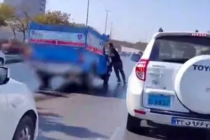 حرکت عجیب راننده نیسان پس از تصادف در مشهد! (فیلم)