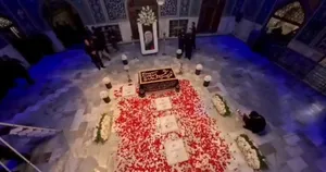نمایی متفاوت از مزار مطهر رهبر شهید و خانواده شهید ایشان
