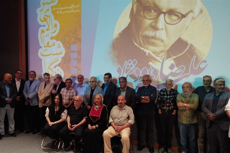 نشان درجه یک هنری برای علیرضا داودنژاد نشان درجه یک هنری برای علیرضا داودنژاد ؛ بوسه زهرا بر دستان پدر در فقدان رضا