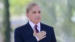 نخست‌وزیر پاکستان برای شرکت در مراسم ادای احترام به پیکر رهبر شهید وارد تهران شد