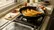 طرز تهیه کیک بدون فر با موز و توت فرنگی خوشمزه