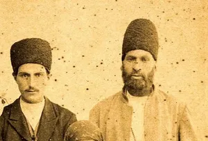 عکس آتلیه‌ای یک خانواده تهرانی در دوران قاجار