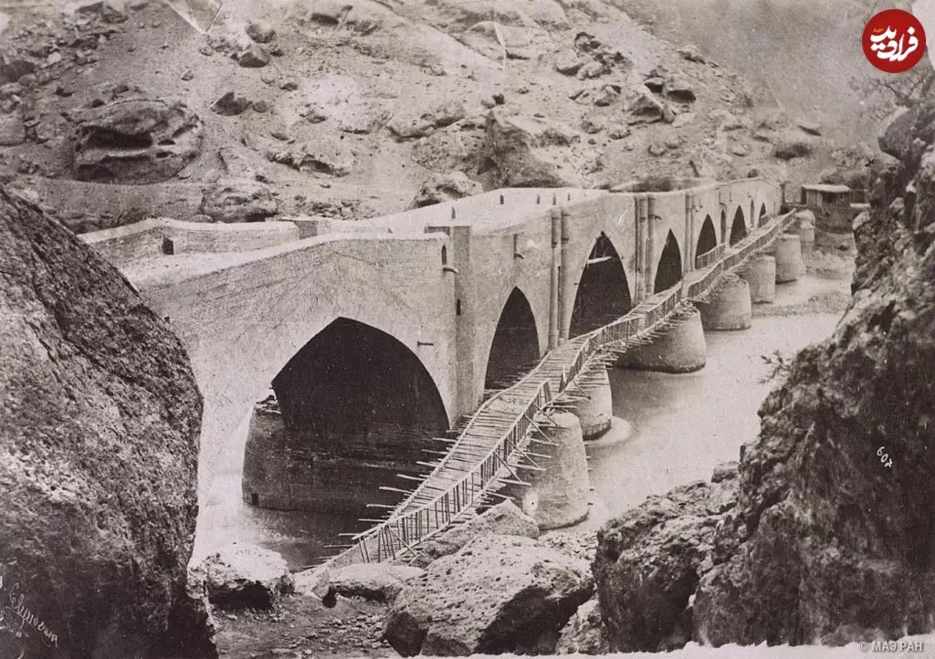 تصویری از یک پل خرابه و یک پل نوساز در جاده شمال در دوران ناصرالدین شاه