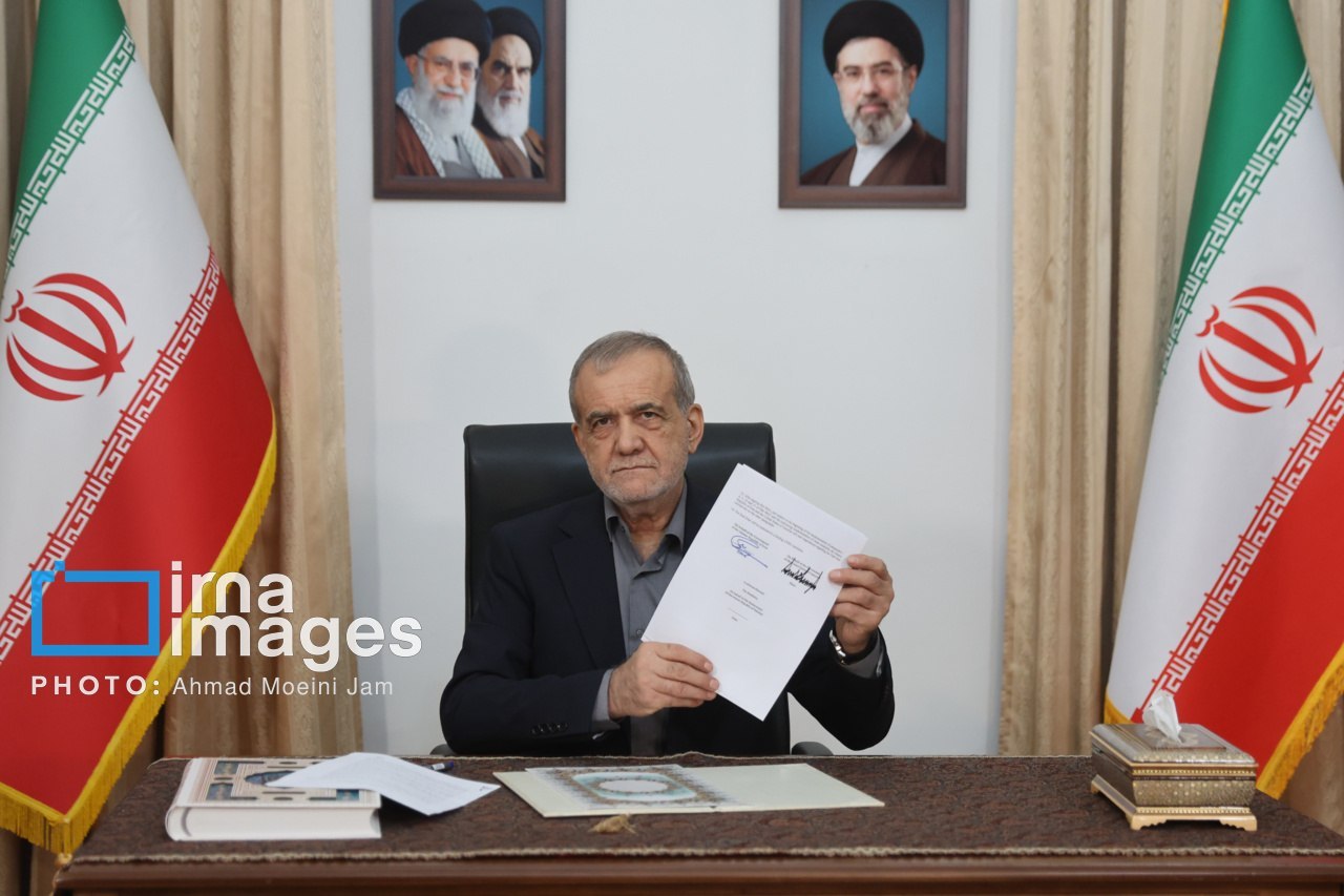 پزشکیان در حال امضای توافق با امریکا پزشکیان در حال امضای توافق با امریکا (عکس)