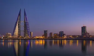 زنان و مردان بحرینی در یکی از خیابان های منامه؛ سال 1329(عکس)